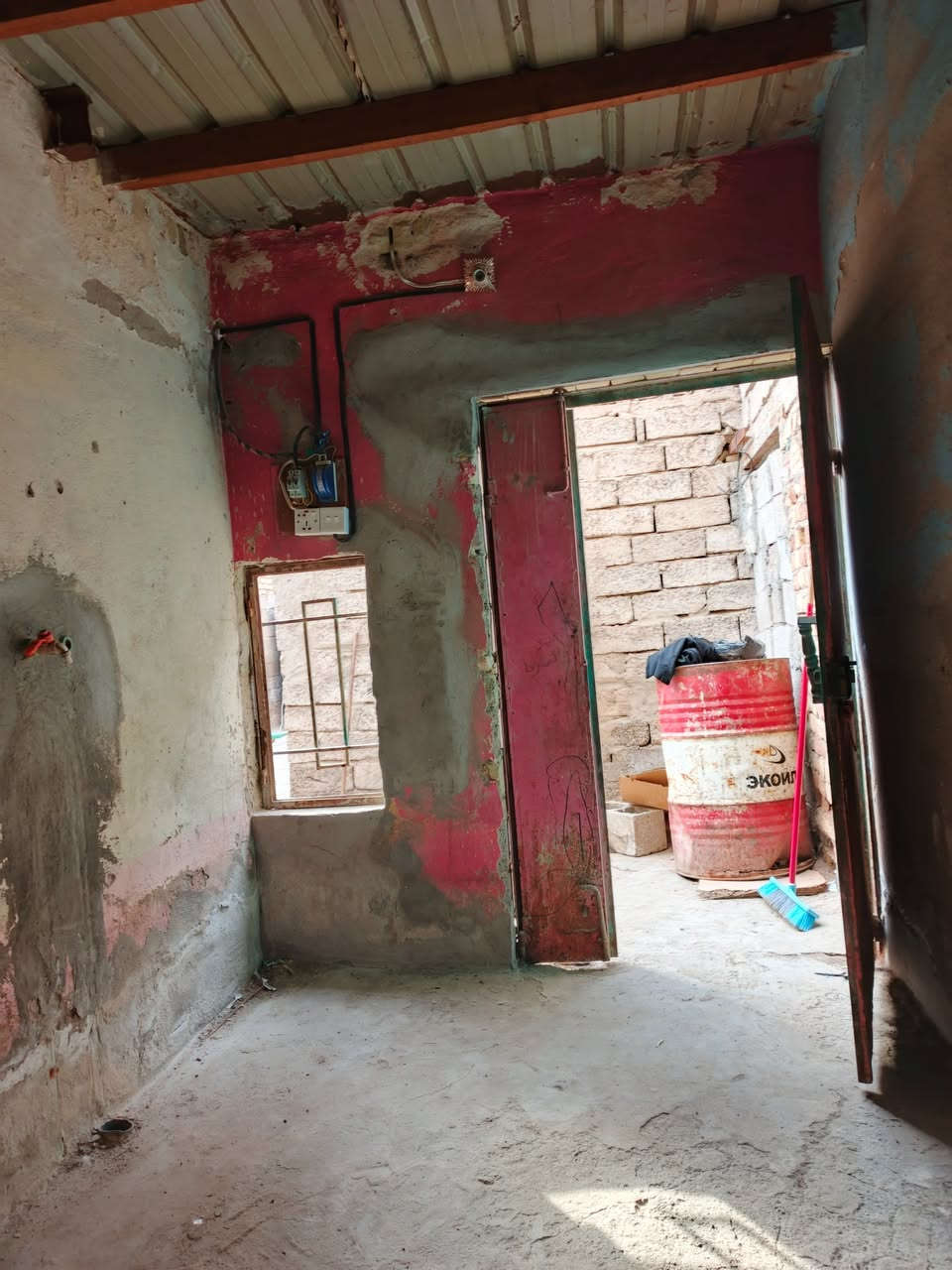 بيت حواسم مساحه 150م غرفتين وصاله وساحه جبيره ديوانيه متروكه ومطبخ وتواليت وحمام مشترك ومنور والدوانيه ثانيه متروكه

والبيت متروك يعني دوانيه عگاده هيه وغرفه  العنوان حي الفنانين للأتصال ع الرقم***********وااتساب+964 786 161 2749 قيمه واخذه👍
