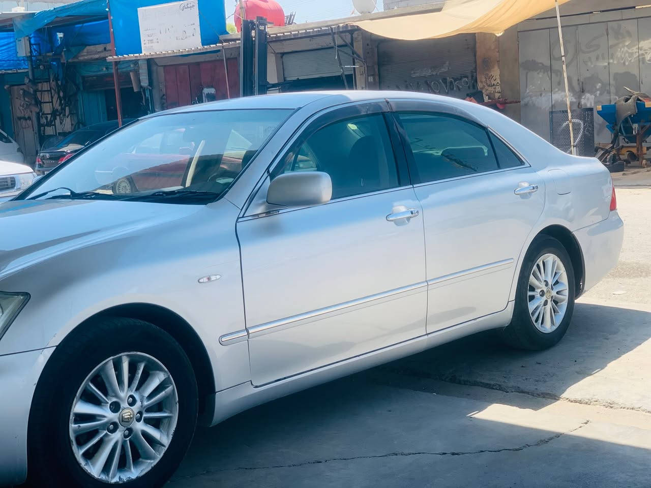 ToYoTa Crown shaina 2007 براوە بەسمە رەساسی 
سەیارەکە براوەیە بێ تەقەو ڕەقەو جایزە شوێن براوەکەی لەحیم کراوەتۆ  بەشەرت گێرو مەکیمە  سفر سفر 
٣دوگمە 
٣پەردە
سەلاجە 
مەرکەزی 
رۆیاڵ 
***********
