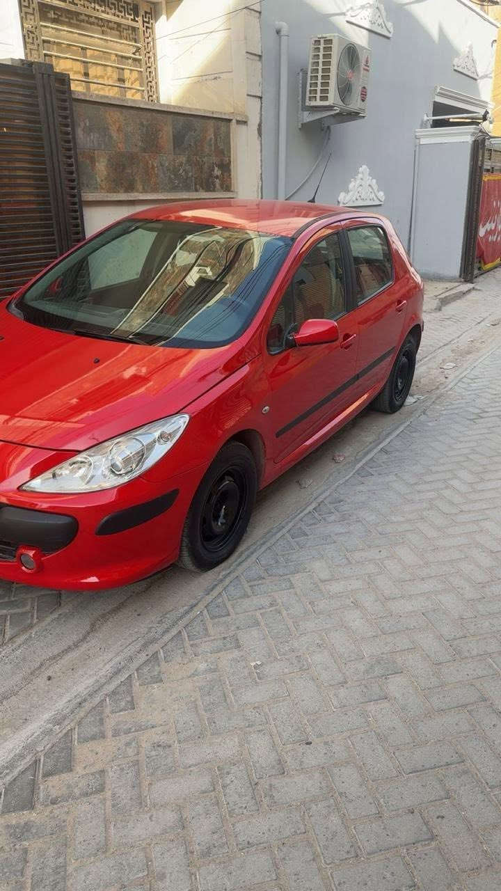 السلام عليكم بيجو 307 موديل 2006 مصبوغ عام للجمالية السيارة كل نفص مابيها تبريد شغال 55ورقة وبيها مجال  رقم بغداد بااسمي ***********
