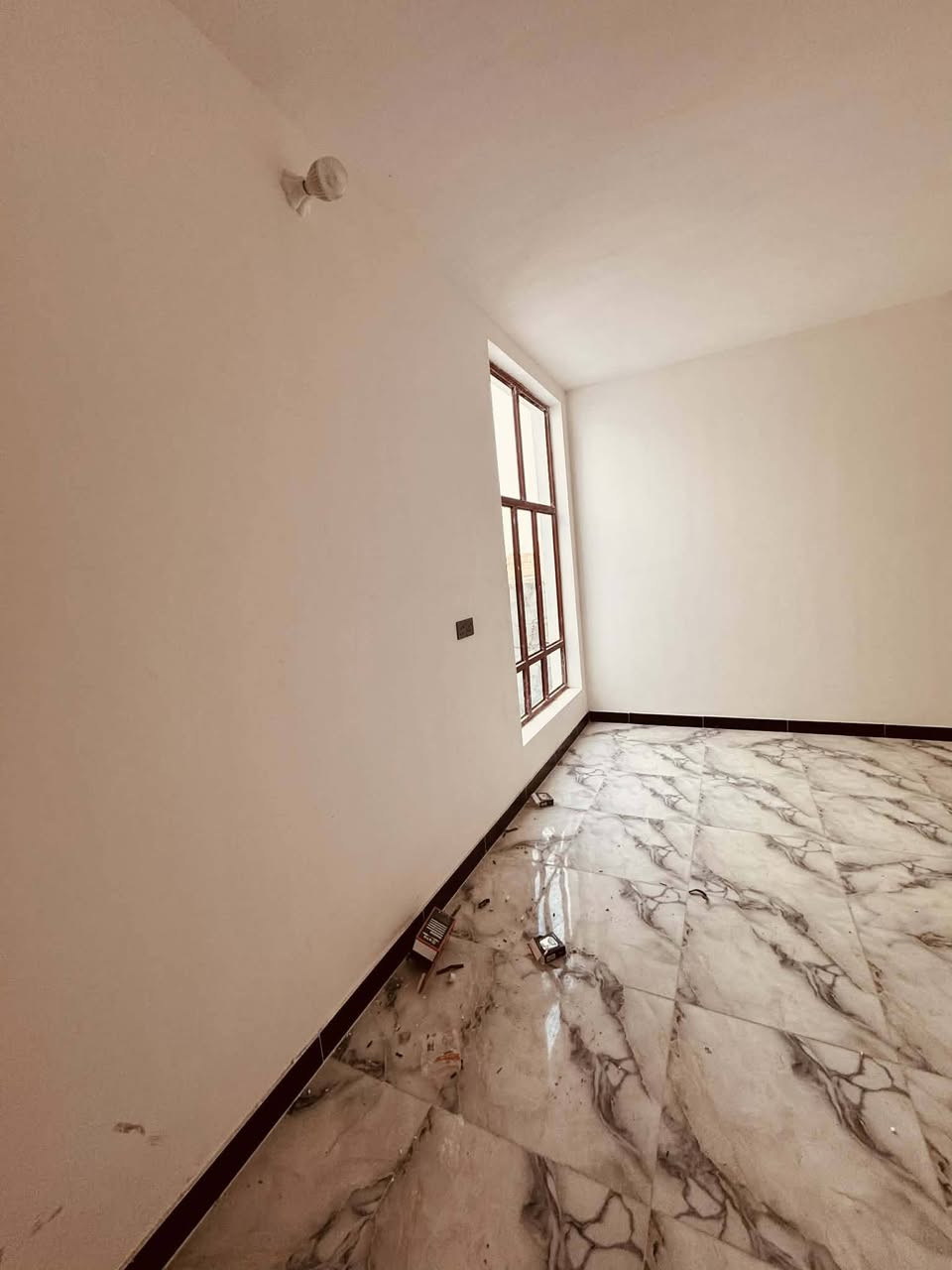 من رخصتك ادمن 

مشتملات عدد ثنين طابق ونص غرف عدد ثنين 

حمامات عدد تلاثه غرف عدد ثنين منطقة 

الشهداء ابو انسوره رقم العقار 7360 مساحة 

الواحد 125

الكاعيه صبه قبل البورسلين

السعر 115 وبي مجال

رقم الهاتف ***********
