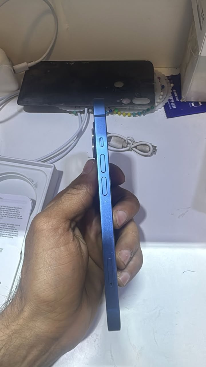 السلام عليكم  ايفون 13 عـادي
اللون ازرق الجهاز نضيف وكلشي مابي 
فقط مبدل بطارية وبطاريتة اصلية
السعـر 350 مكاني الشعب
الرقم ***********
