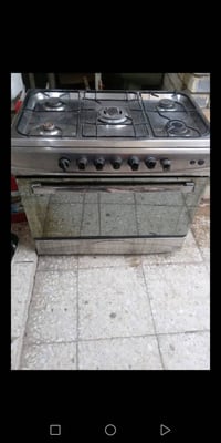 طباخ غاز بحالة ممتازة جدًا، يحتوي على 5 عيون شغل، التصميم من الستانلس ...