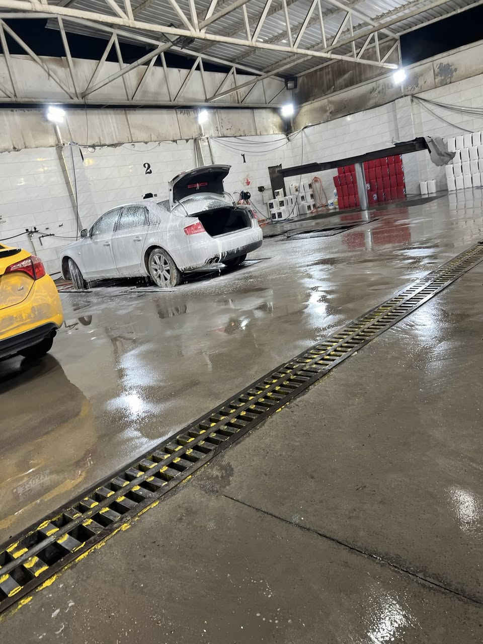 اودي الماني 2009 a4بي3قطع بدون صبغ ضربه  رقم سنويه جديد. كير محرك جديد تبريد شغال
