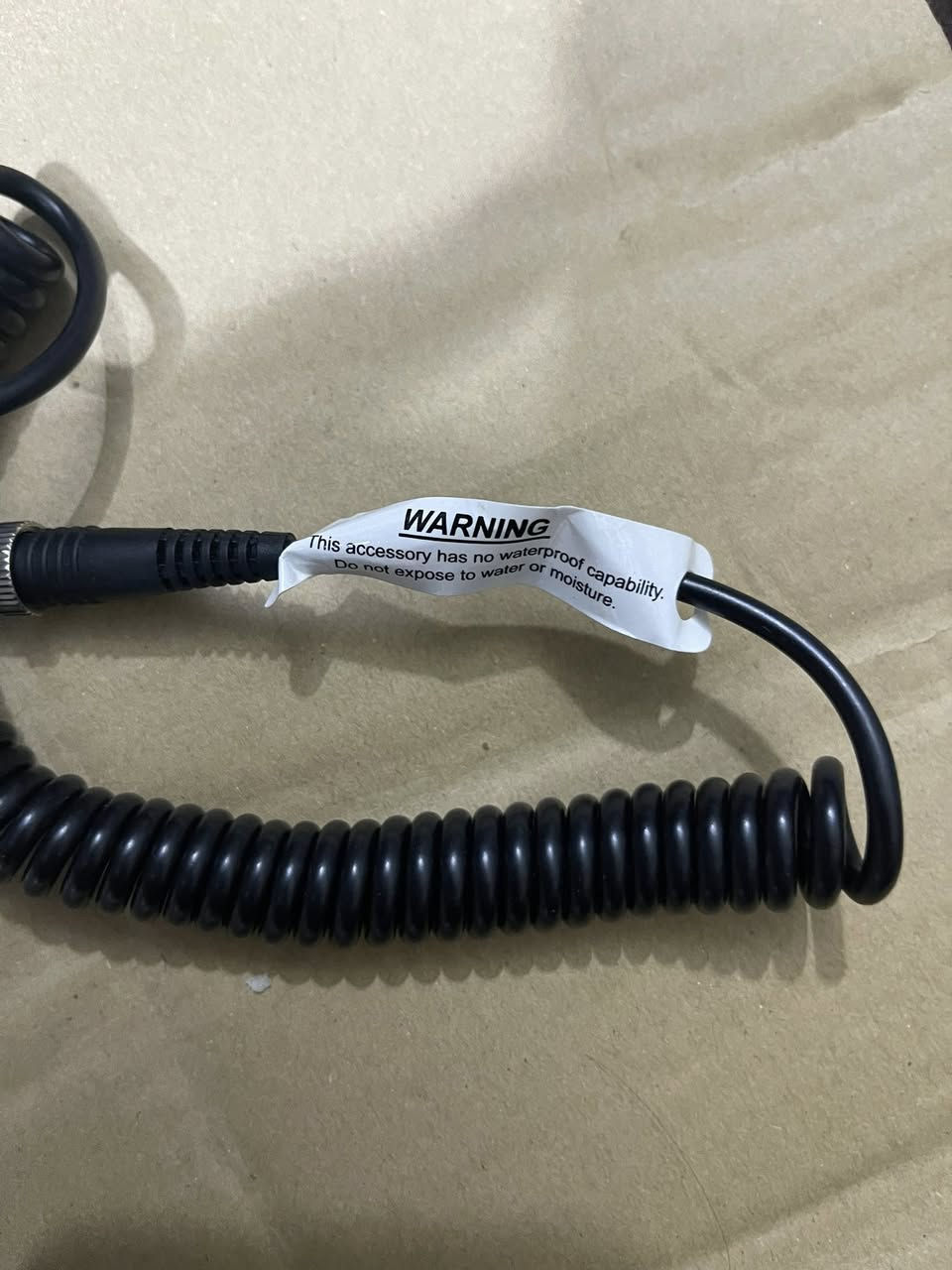 صناعة فيتنام …. موجودة كمية من هذه الي شغلة بيهن تريد مفرد حط سعر تريد جملة هماتين حط سعر واخذهن تفاصيلة👇

هذا الجهاز هو ميكروفون ومكبر صوت محمول (Speaker Mic) من العلامة التجارية West Marine، ويستخدم عادةً مع أجهزة اللاسلكي البحرية. 
الوظيفة: يتيح التواصل الصوتي الواضح عبر ميزة "اضغط للتحدث" (PTT). 
المميزات: تصميم متين ومقاوم للرذاذ، وهو مناسب للبيئات القاسية. 
الاستخدام: مصمم ليتم تثبيته بالقرب من الفم (على بعد 2-5 سم)


**إذا كنت صاحب هذا الإعلان وتريد حذفه لأي سبب، رجاءا أرسل رسالة إلى الدعم الفني**