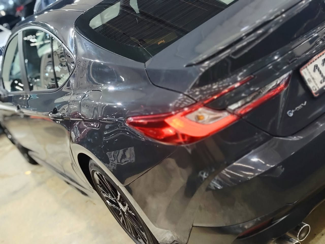 السلام عليكم 

للبيع — [Toyota كامري ] [2025] بلاك ادشن 
المواصفات:

اللون: [سمنتي  المميز ]
المحرك: [2500هايبرد ]
 ناقل الحركة: [أوتوماتيك]
الممشى: 7 الف m  زيرو  

المواصفات: [ SE ] فول عدئ فتحه 
-تشغلي عن بعد
-وَيْل 18
-بصمة تشغيل
- محرك 2500 ccهايبرد
‏- بصمة ابواب
- غرفه  جلد اسود    
- مقاعد  جلد اسود و ابيض       
- تحكم ستيرن كامل
-شفتات ستيرن
-  اضوية LED
-رادار امامي 
- مثبت سرعة 
-نظام قيادة ذاتية 
- نظام EV mode +نظام Sport mode
- نظام توفير الوقود ECO
- نظام النقطة العمياء
- نظام تحديد المسار
- مانع تصادم
- مانع انزلاق
- شاحن هاتف لاسلكي
- هاند بريك بصمه 

السعر: [228  بيها مجال 
الموقع: [بغداد ]
للمعاينة أو مزيد من الصور: راسلني على الخاص أو واتساب: [*********** 

*ملاحضة  صور الحادث سونار موجود في المنشور بيها قبق جنطه جاملغ خلفي بجم كبس بدون ايرباك.
