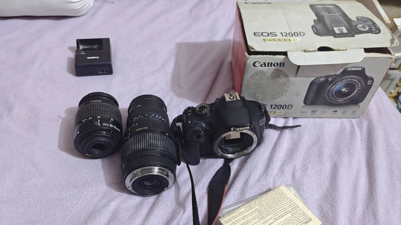 كامرة كانون 1200d  نضافة 75٪ بيها مشكلة فقط في عدسة ١٨ ٥٥   معها عدستين و حقيبة 
للاستفسار الاتصال على الرقم ***********
