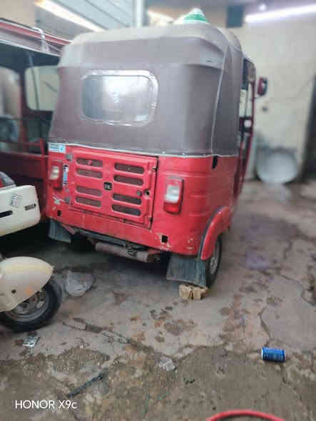 السلام عليكم تكتك 17 مكينه نضيفه تكتك متروكه لا رقم شاصي ولا أوراق  تكتك موضحه بل صور رايدهه 1500قفل  الشراي يخابر *********** مو شراي لا يتعبني
