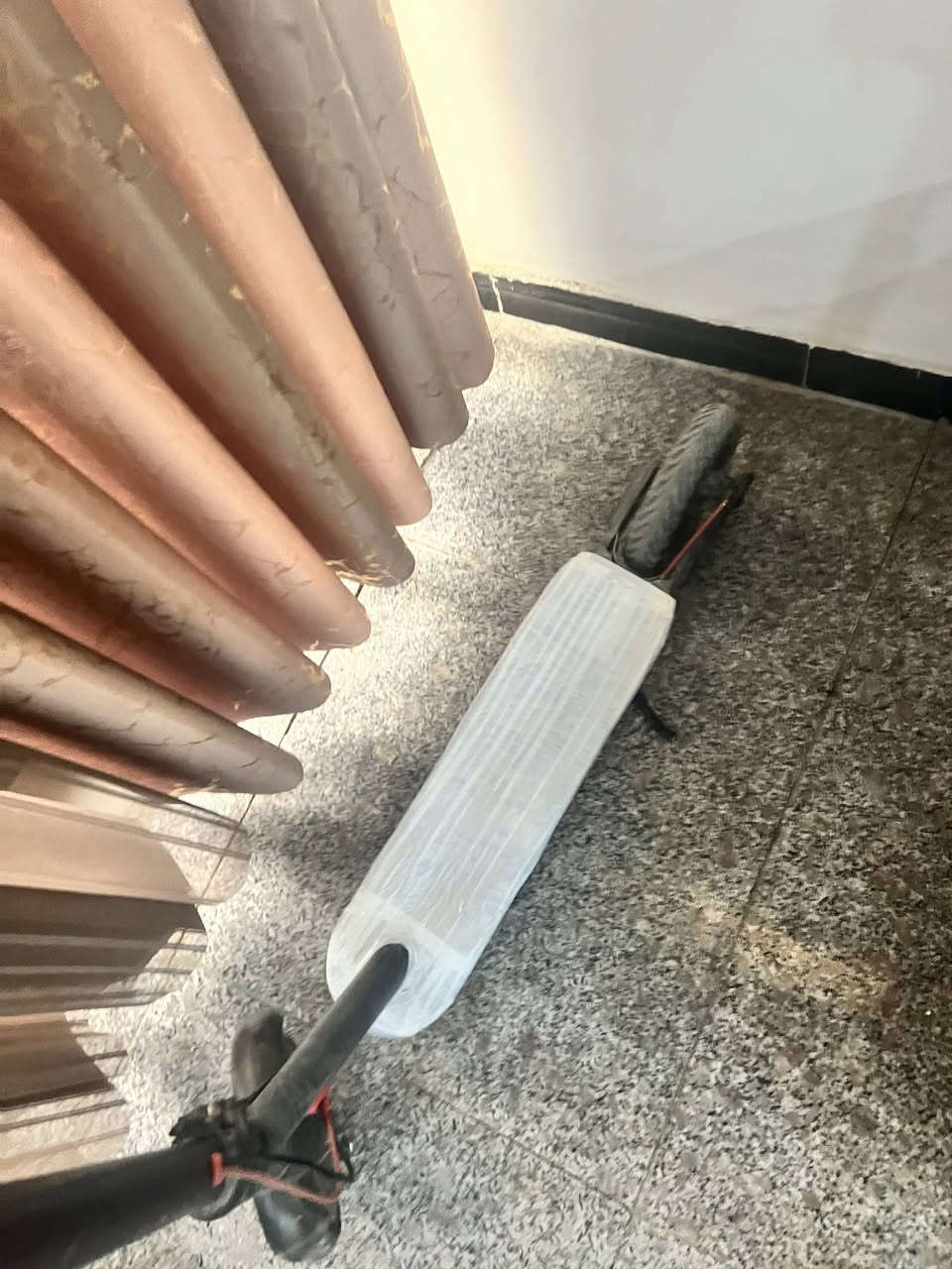 سكوتر شاومي للبيع
مواصفاته 
يتحمل وزن ١٢٠كيلو
سرعته تقريبا ٣٠
يتحمل بالشحنه الوحده ١٥ الى ٢٠ كيلو 
محور سويج للامان
مع الشاحنه مثل ماموضح بالصوره
السعر (٢٦٠) وبي مجال
للتواصل واتساب7868376468
