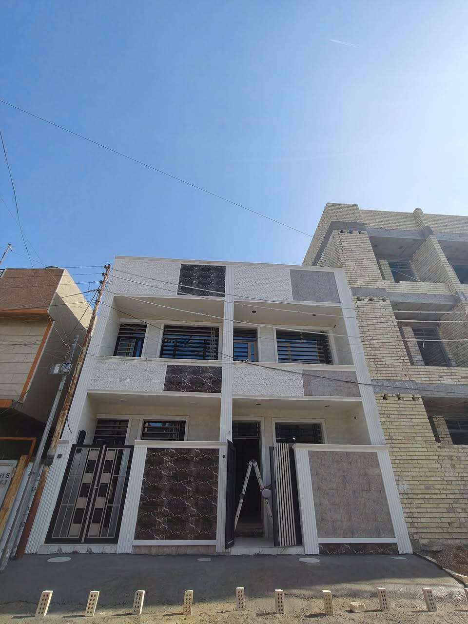 مشتملات عدد 2للبيع
يحتوي الواحد على استقبال ومطبخ وخدمات و منور جوه وفوق غرفه كبيره وغرفه صغيره وطابق ثالث بي غرفه صغيره و بيتونه وسطح 
واجهه/4امتار و 10
نزال/11
مساحه/46متر 
بناء 2026 
الموقع/الشعب وره جامع جهاد قرب شارع العام الرئيسي و شارع عدن 
للاستفسار/‪***********
               ‏‪0777 238 4893‬
او مراجعه مكتب دلاليه العامري 
موقع المكتب/ الشعب بشارع اسواق فدك
