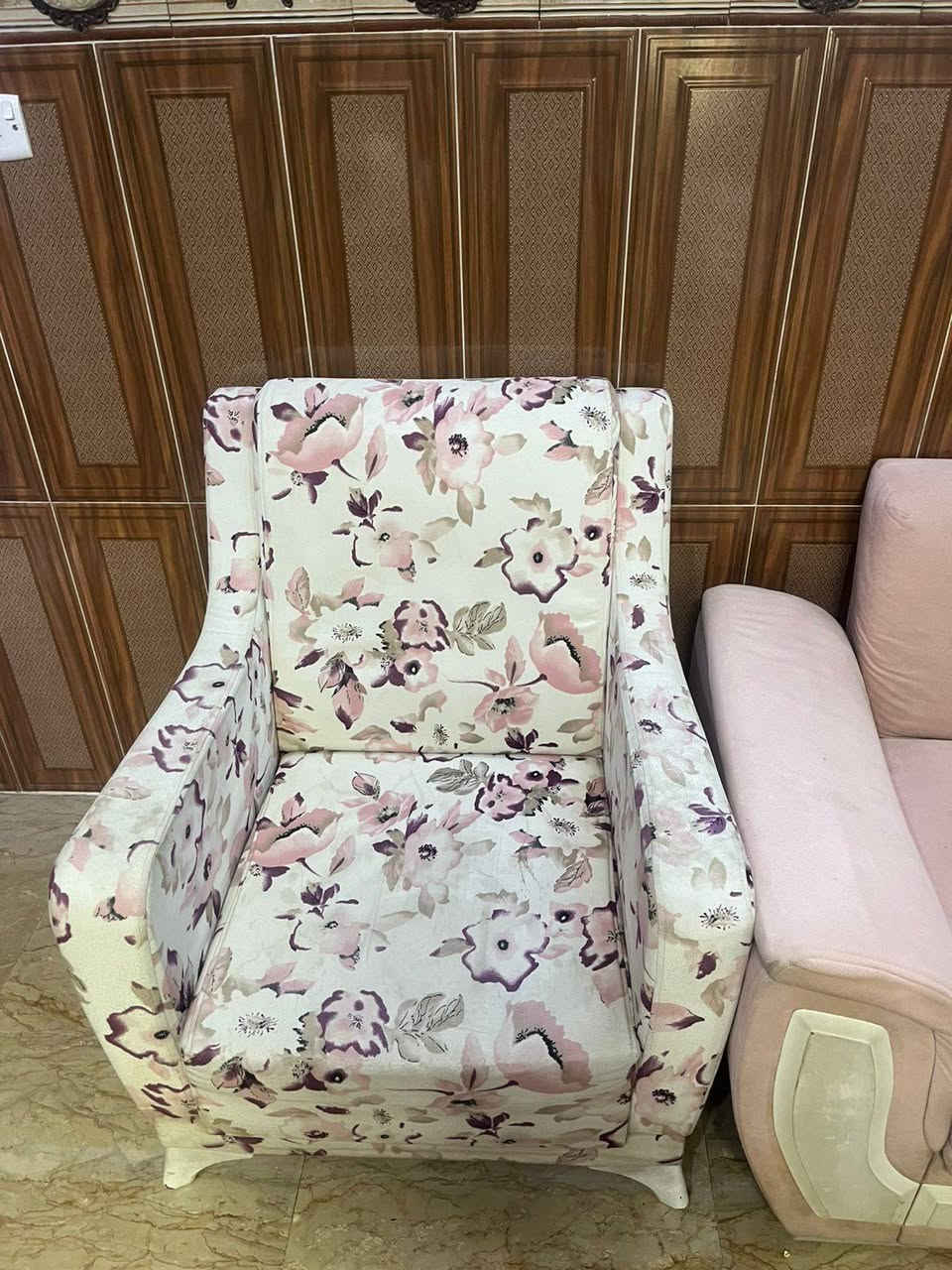 سلام عليكم عيني عندي تخم قنفات الوردي رايده. ب  250 تخم عراقي هذا خشب عراقي شويه  رادله غسله  وويا  تلبسيه الرصاصيه سرير  ومخزن داخلي  يصير   
وعندي التخم  الثاني النيلي سعره 100 وبي مجال   الخشي مالته خفيف و7 مقاعد 
وعندي الميز  مال تلفزيون  سعره 40 لون ابيض 3 طبقات  
للاستفسار *********** واتساب
