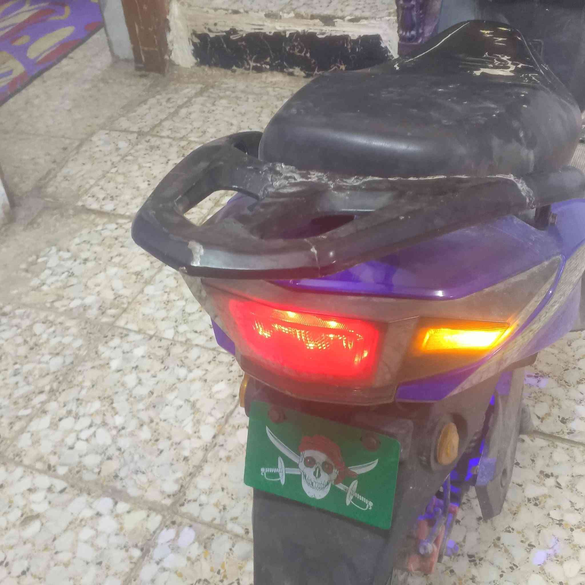 السلام عليكم 
دراجه ع شحن سكنس للبيع بطارياتها6
وعوزها بطاريات وماعرف كم بطاريه تحتاج الشراي يدخل خاص او يخابرني انطي تفاصيل اكثر سعرها500
رقم الهاتف:***********
