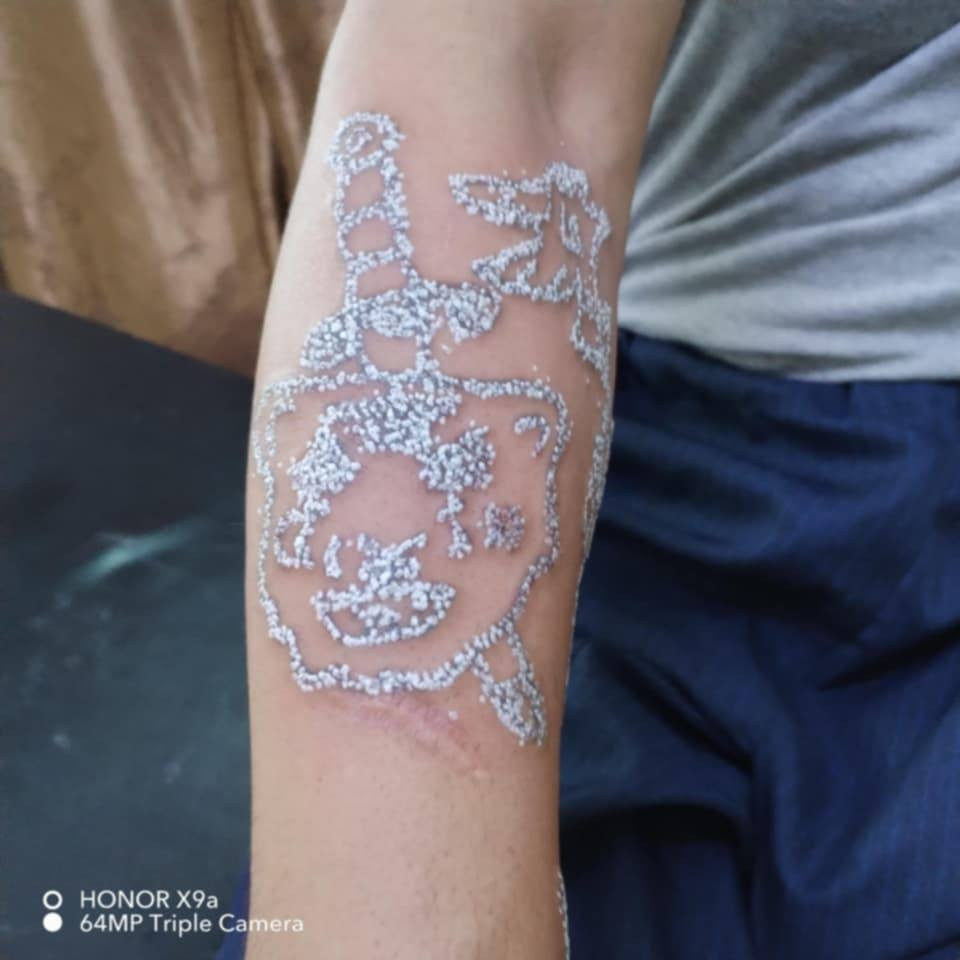 السلام عليكم اي مسح تاتو وشم دك ابر اني امسح وسعر مناسب مكان سايدين عروبه قرب جامع أمام علي فوق صيدلية عروبه ***********
