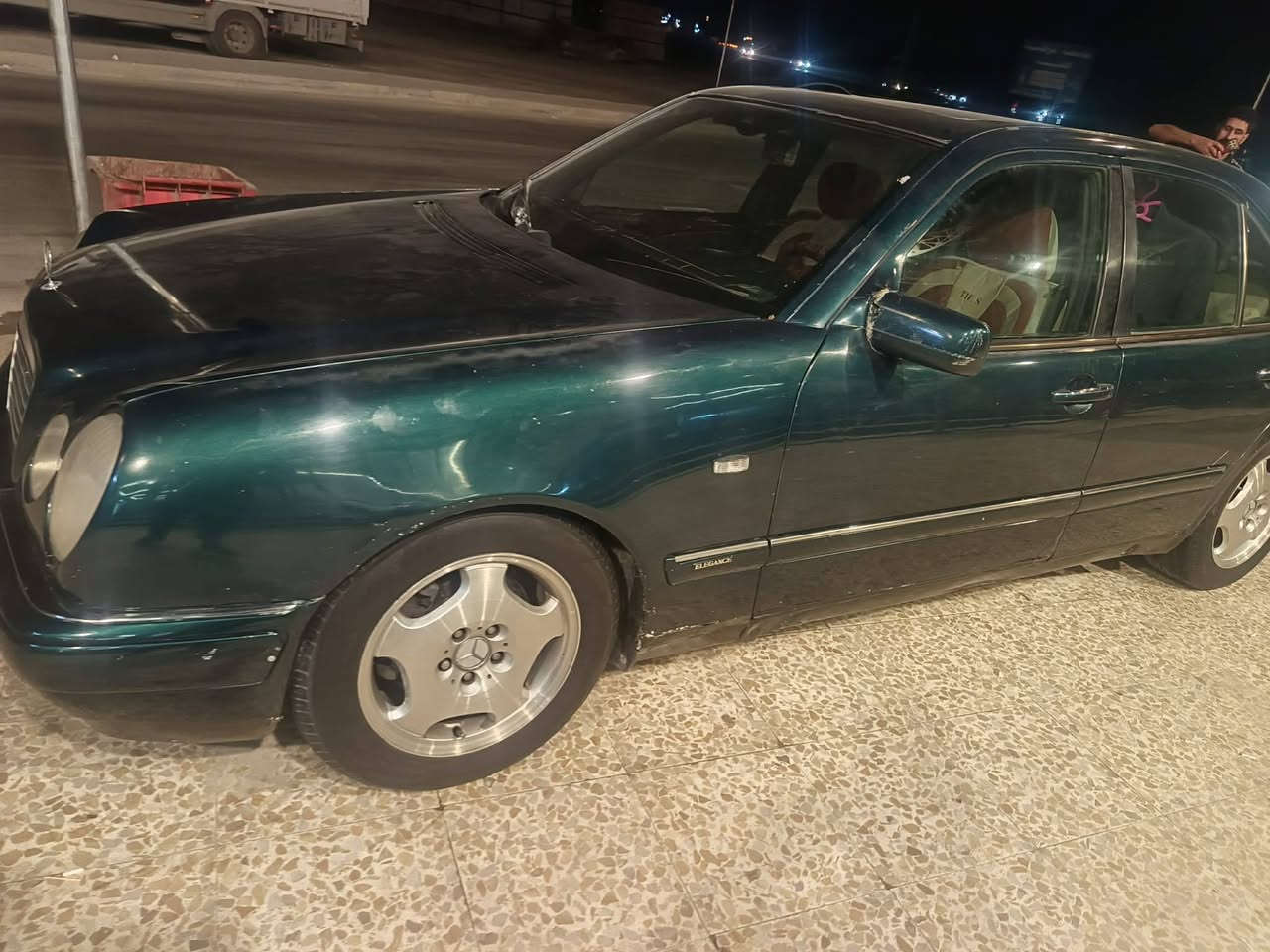 مارسدس للبيع موديل٩٦ب70وبيه مجال قليل للتواصل***********
