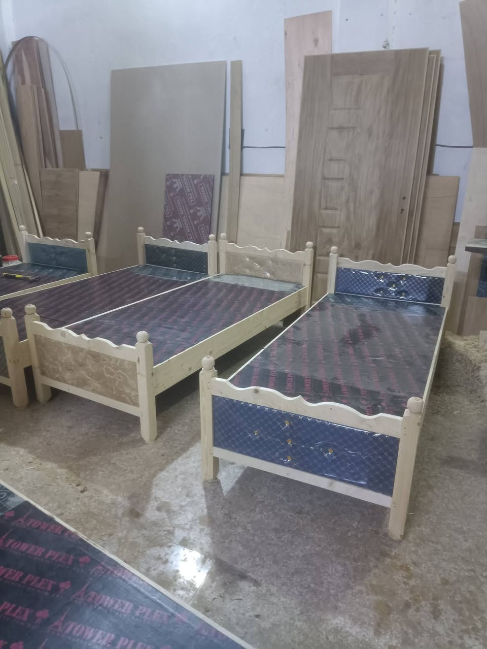 يوجد لدينا اسره خشب نفر ١ بأشكال مختلفه الخالص حي الجنود ***********
