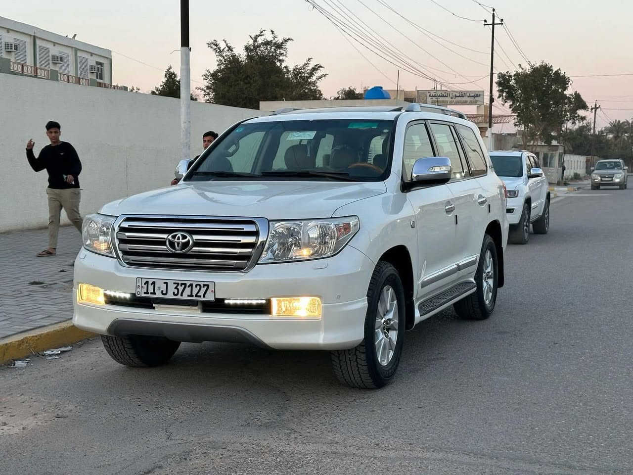 لاندكروز 2011
ستينيه اصل SAS
ماشيه 92 حقيقي 
كفاله عامه 
بدون ضربه او صبغ او تبديل 
مكينه 6 
تخم تاير جديد 
صدر حداديه كير مكينه خير من الله 
بسمي تحويل ثاني يوم 
مكاني بغداد 
***********
