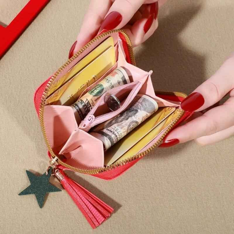 محفظة Zimoer النسائية الأنيقة 🎀
محفظة صغيرة تصميمها يخبل للبنات والنساء 💖
مزينة بنقش قلوب مطرزة ودلاية نجمة كيوت تضيفلها لمسة فخامة ولمعان ✨⭐

💼 عملية وخفيفة، مناسبة للطلعات والاستخدام اليومي
💖 خامتها مرتبة وتصميمها ناعم وجذاب

الألوان المتوفرة:
🌸 وردي
🍷 ماروني
🖤 أسود
❤️ أحمر
دللي نفسج بأحلى أكسسوار يكمل أناقتج 🎀 

السعر خاص 
🚘يوجد خدمة توصيل لجميع محافظات العراق ٤ الاف🚘 بغداد, العراق


**إذا كنت صاحب هذا الإعلان وتريد حذفه لأي سبب، رجاءا أرسل رسالة إلى الدعم الفني**