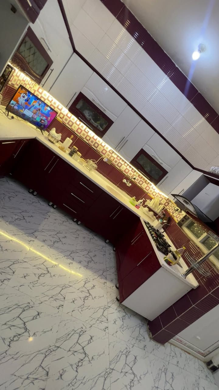 بيت للبيع فول مواصفات مساحه 100م واجه 5 نزال 20 طابو زراعي سند 25 يحتوي الدار ع 3 غرف نوم وحمامات عدد 3 ومطبخ وصاله وستقبال والطابق الثالث بيتونه البيع نقد وقسط مقدمه 45 والباقي قسط كل شهر 500 العنوان الكوت الجديده شارع الاقواس قرب صيدليه النهرين لتواصل ***********
