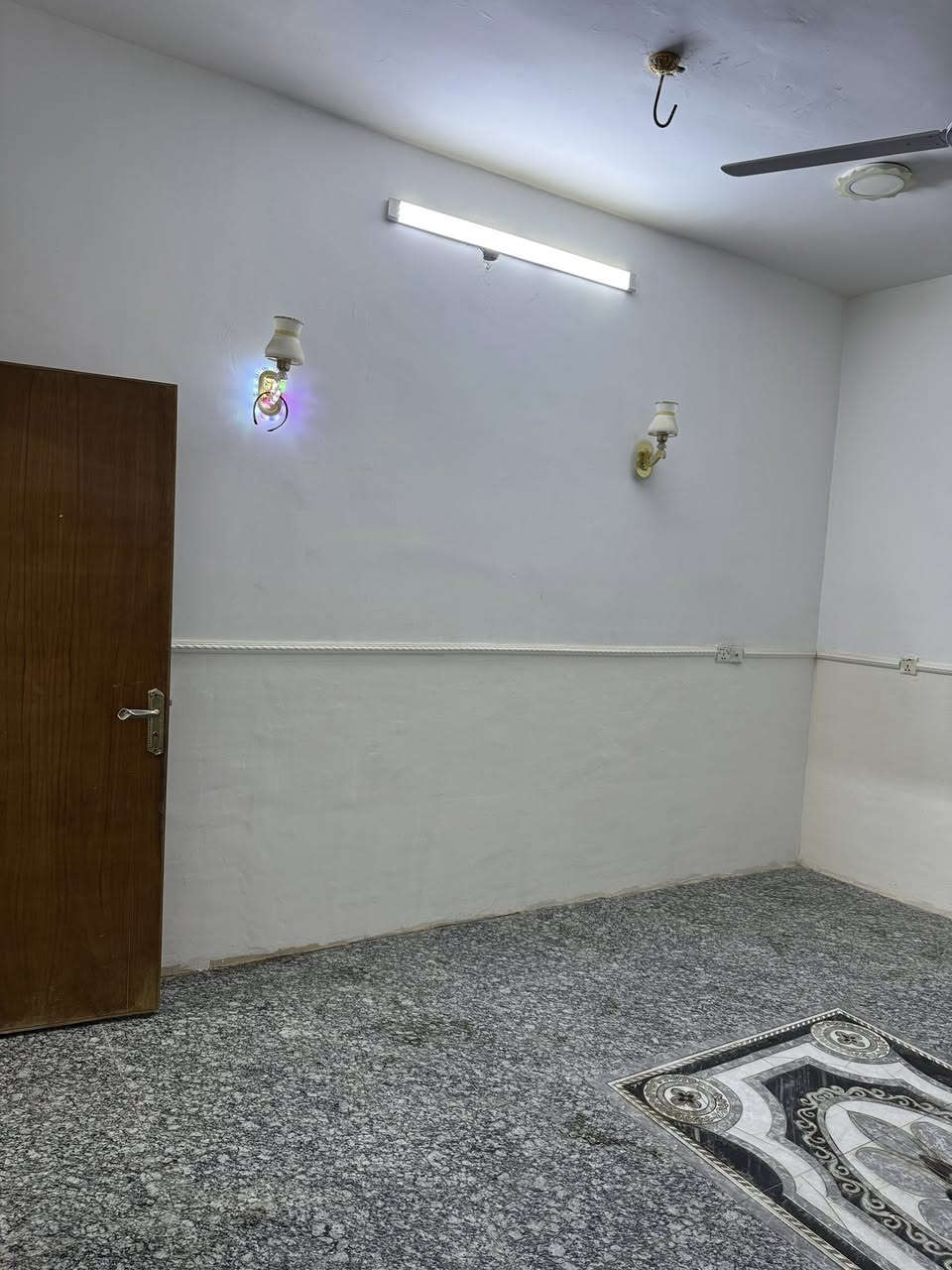 السلام عليكم
دار للبيع المسافة 100 متر مربع 

التفاصيل / كما في الصور والفيديو 

الطابق الارضي ( غرفة نوم + صالة + استقبال + مطبخ + وصحيات خارجية وداخلية ) 

الطابق الاول ( غرفة عدد 2 + صالة كبيرة + مجمع صحيات ) 

الطابق الاول ناقص فقط ارضية 

السطح شتايكر كامل 

العنوان / بابل المسيب (نهاية شارع ميثم التمار او شارع اسواق ام القرى ) 

الشارع تبليط جديد بالكامل مكتمل من ناحية الخدمات ماء وكهرباء 

البيت طابو زراعي سند 25 

السعر 95 مليون 

للاستفسار اكثر الاتصال على الرقم / ***********

او المراسلة على الواتساب او الفيس بوك
