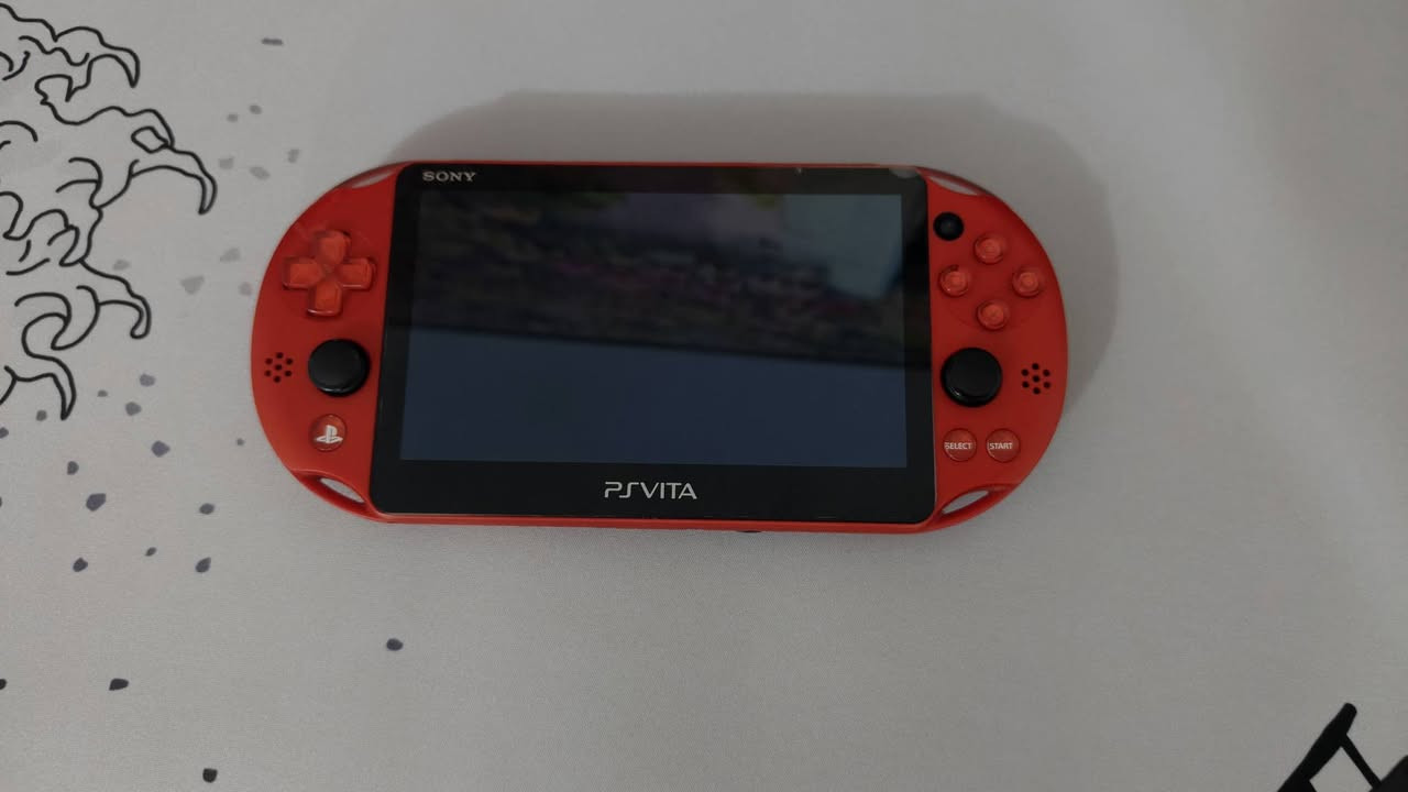 PS VITA 2000 slim
⭕ استيراد ياباني 

⭕اللون أحمر معدني metallic red نادر ومميز ✨ 

⭕الجهاز شغال وجميع وظائف الجهاز شغالة (اللمس، الكميرات ، الأزرار) بيه شخوط خفيفه بالبدي لكن ما مأثره على اللعب وبيه كسر بسيط جدا باليسار مثل ما موضح بالصور أيضا ما مأثر على اللعب. 

⭕الجهاز مهكر تهكير كامل ثابت enzo وبيه ألعاب قويه وبيه محاكيات تشغيل ألعاب psp , ps1 ، ☢️ متجر لتنزيل كل ألعاب ps Vita, psp, ps1, psm. ويحتوي على التطبيات والألعاب التالية جاهزة للعب : (موضحة بالصور) 

🟢  تجي وياه هدية 🎁 ادابتر sd2vita و SD 64g ، وكيبل شحن (كلهن مشتريهن على حسابي ) (مايجن وي الجهاز) 👍

🟢 السعر 220 ألف وبي مجال للشراي
 
🟢 عنواني النجف الأشرف 

 يتوفر توصيل لكل محافظات العراق 🇮🇶


**إذا كنت صاحب هذا الإعلان وتريد حذفه لأي سبب، رجاءا أرسل رسالة إلى الدعم الفني**