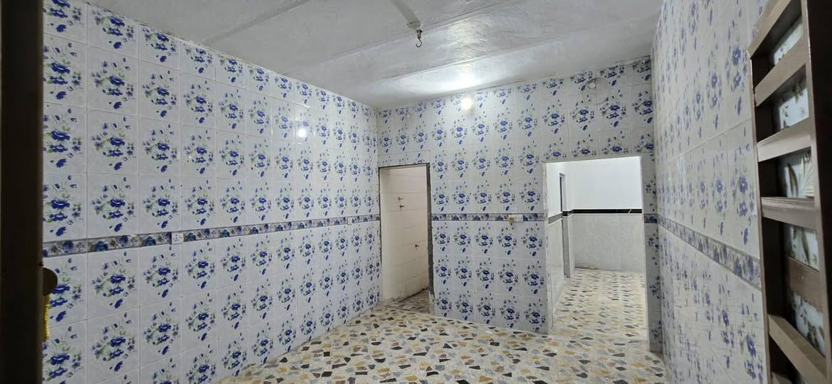 بيت للبيع مساحة 200 متر، العنوان حي الغدير الأولى، قرب شارع 20، ثاني فرع ع جهة اليمين
طابقين
الطابق الأول عكاده بناء سنة 2019، يتكون من غرف نوم عدد 2+صالة +مطبخ +أستقبال +مجموعة صحية داخلية وخارجية +مدخل مع حديقة+كراج سيارة
أما الطابق الثاني كونكريت بناء سنة 2025 حديث، يتكون من غرف نوم عدد 4 +صالة +مجموعة صحية
واجهة 10، نزال 20
السعر خاص أو الأتصال ع الرقم
***********
