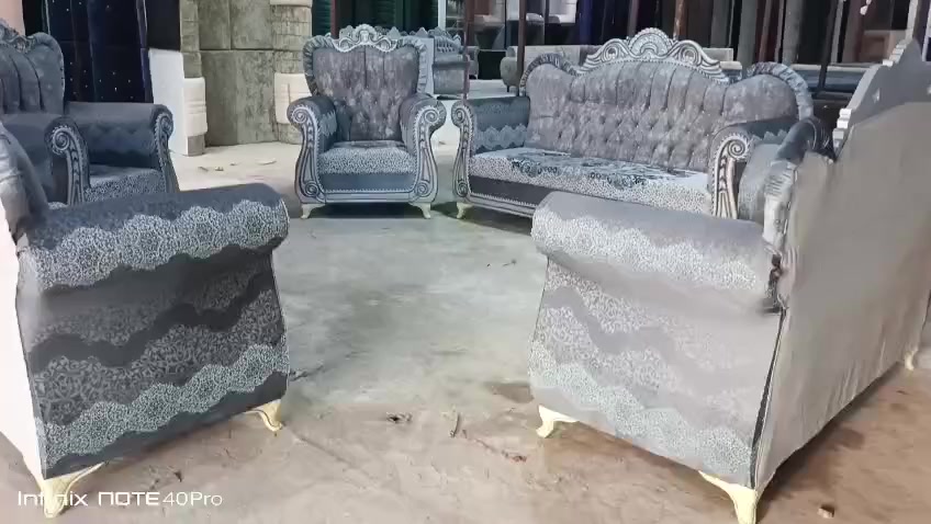 ***********
تخم ملكي ابو التاج ١٠ نفرات زلغ مابيه حيل نظيف محد كاعد عليه واكو توصيل الي باب بيتك عدنه توصيل الي
