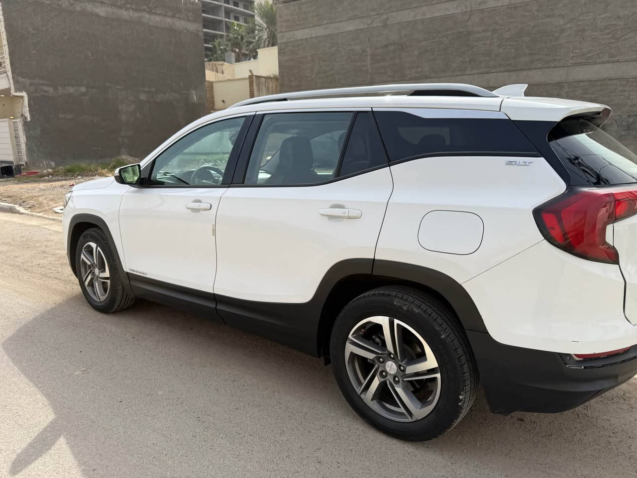 � للبيع – جمسي تيران SLT موديل 2020 🚘

🔹 الموديل: 2020
🔹 النوع: GMC Terrain
🔹 الفئة: SLT
🔹 اللون: أبيض
🔹 رقم التسجيل: سليمانية
🔹 الحالة: ضرر خفيف صندوق خلفي فقط
🔹 الإيربكات: بدون ايرباكات

✨ مواصفات فئة SLT:

✔️ محرك 1.5 لتر تيربو 4 سلندر
✔️ ناقل حركة أوتوماتيك 9 سرعات
✔️ نظام تشغيل بصمة (Keyless Start)
✔️ دخول ذكي بدون مفتاح
✔️ ريموت ستارت تشغيل عن بعد
✔️ شاشة لمس 8 إنج
✔️ Apple CarPlay & Android Auto
✔️ نظام صوتي مميز
✔️ كاميرا خلفية
✔️ تحذير من الاصطدام الأمامي
✔️ تنبيه حركة المرور الخلفية
✔️ مثبت سرعة
✔️ مقاعد جلد
✔️ تحكم كهربائي بمقعد السائق
✔️ تحكم ستيرن متعدد الوظائف
✔️ مصابيح LED أمامية وخلفية

💰 السعر: 15,500$ قابل للتفاوض

📍 السيارة بحالة جيدة عدا الضرر المذكور أعلاه

📲 التواصل واتساب فقط: ***********

إذا تحب أكتب لك نسخة أقصر م بغداد, العراق
