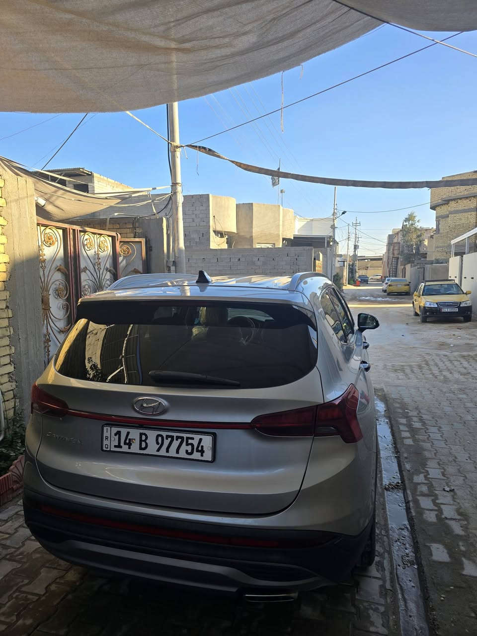 السلام عليكم للبيع هونداي سنتافي مديل 23وارد امريكي رقم بصرة ماشيه 40 وقابل لزياده محرك 2500 جي تي حادث بصيط موجود بلصور السعر 230 وبيه مجال هاذ رقمي ***********
