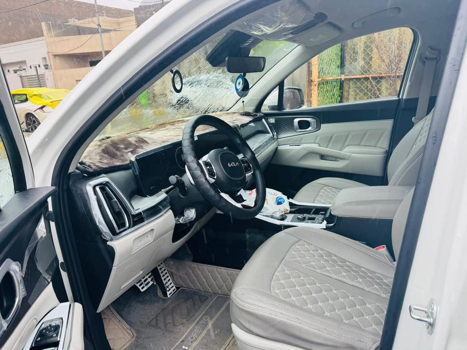 سورينتو 2025  لون ابيض رقم واسط  6 سلندر  سبعة راكب
ماخذهه زيرو عله يدي  وبسمي   تبديل دهن من شركة فقط 

الارضية مغلفة جلد و الكشنات مغلفه جلد 

كشنات كهرباء 

مرايا شفط. 

اشارات بالمرايا

حساسات محيطية امامي و خلفي و جانبي 

حساسات اطارات  

ويل 20 

الجنطه شفط كهرباء 

الگير ماوس

رادار 

بردات خلفية بلادية 

اربع بصمات ( تشغيل وابواب و جنطة ) 

داتا شو 

نقطة عمياء في الدشبول تفتح مع الاشارة   

ماشية 16الف 

مكان السيارة الكوت 

***********
