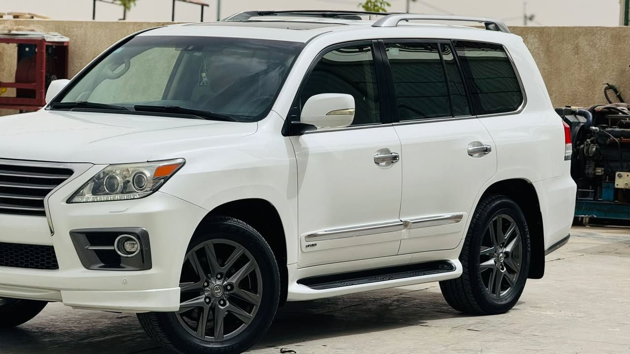 🔥 لكزز LX570 S — ملك الطرق 🔥
المواصفات الكاملة:

🚗السياره 2015 ممشه 200

🚗السياره موديل 2015 ممشه 200 

🚗 محرك 8 سلندر (V8) سعة 5.7 لتر

⚡ قوة تقريباً 362 حصان

🔄 قير أوتوماتيك 8 سرعات

🛞 دفع رباعي دائم (4WD)

⛽ خزان وقود كبير مناسب للسفر

✨ الفئة S (Sport):

• كِت رياضي خارجي (شبك + صدامات مميزة)

💺 الداخلية:

• جلد فاخر (تبريد + تسخين للمقاعد الأمامية والخلفية)

• تحكم كهربائي بالمقاعد + ذاكرة

• فتحة سقف

• ثلاجة (Cool Box)

📺 التكنولوجيا:

• شاشة وسطية كبيرة + شاشات خلفية

• نظام صوتي فاخر

• كاميرات 360 درجة

• حساسات أمامية وخلفية

• تشغيل بصمة + دخول ذكي

🛡️ الأمان:

• نظام مانع الانزلاق

• نظام المحافظة على المسار

• مثبت سرعة ذكي

• وسائد هوائية متعددة

📍 السيارة نظيفة جداً وجاهزة للفحص

💰 السعر ٣٩٠ ورقه 

📩 للجادين التواصل خاص أو اتصال

***********

لا تضيع الفرصة… هيبة + قوة + فخامة بسيارة وحدة!

