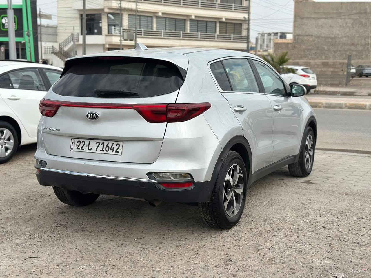بسم الله للبيع كيا سبورتج موديل 2022امريكي ضررهة بسيط جداً ماكو امريكي يجي هيج ضرر خفيف السونار موجود بالمنشور السيارة بعدهة على وضع الشركة قطعتين تبريد مكينة 2400 كفالة عامة ومعروفة مواصفات السبورتج الراقية السعر 180 وبيهة مجال بسيط الشراي يتصل *********** 
الرمادي مركز المدينة

