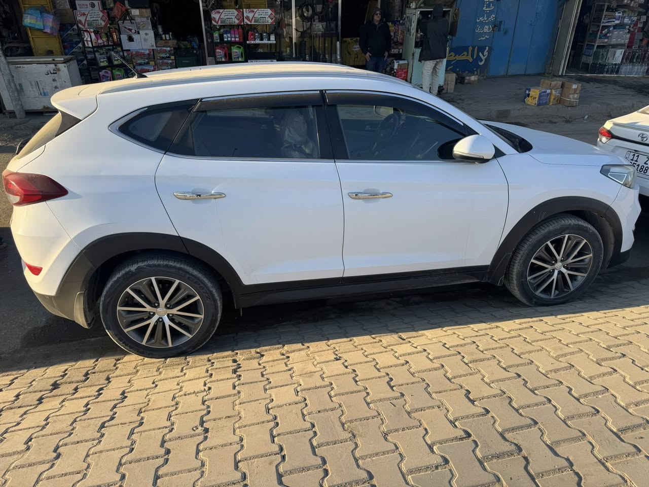 سلام عليكم
توسان 2017 خليجي 
السياره مكفوله كفاله عامه 
للمراوس بجيب 
2015 اسود او ابيض 
***********
