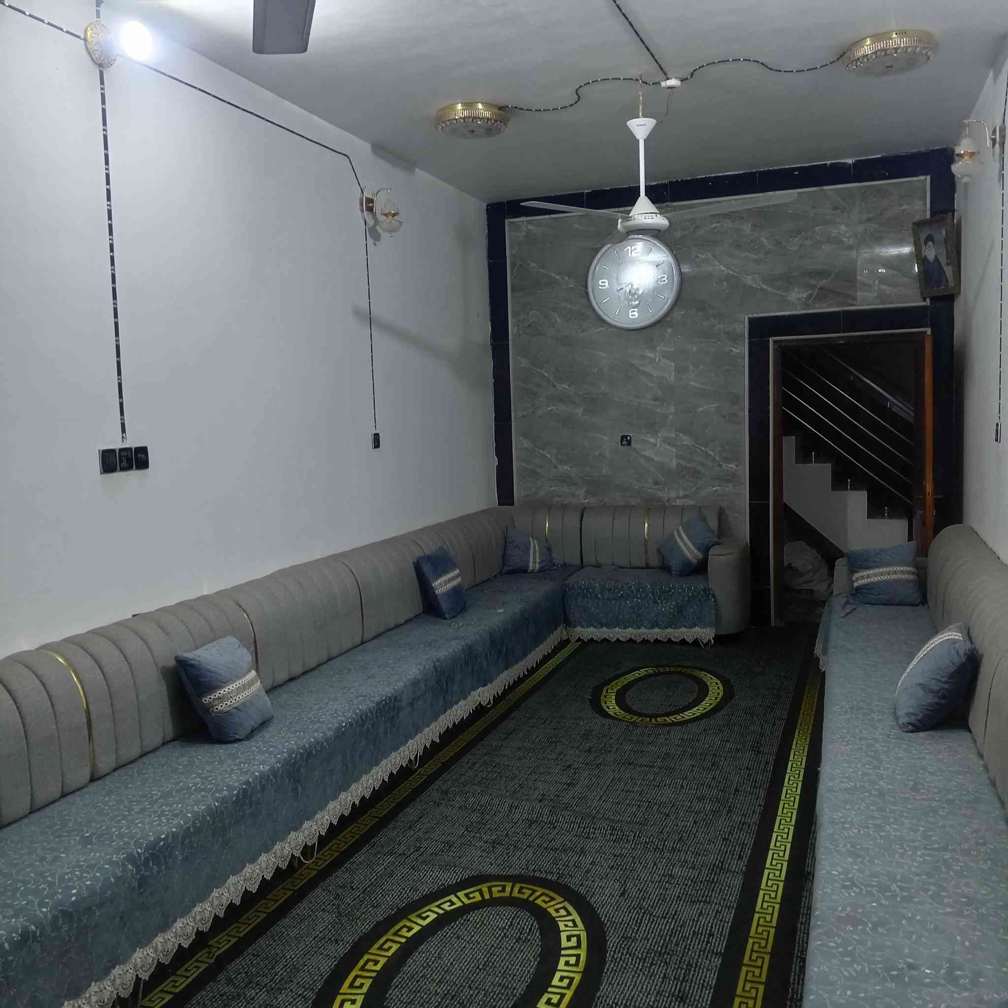 السلام عليكم ورحمة الله وبركاته بيت للبيع ١٧٣ متر مع اثاث البيت نظيف كلش بي غرفه وصاله ومطبخ قرب مدرسه فيصل دلول واستقبال وصحيات  وساحه جبيره ***********
