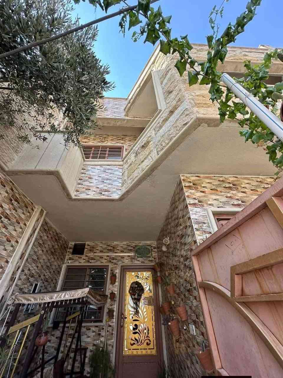 للبيع للبيع
#سعر_مناسب #مكتب_ارض_الملوك
دار للبيع في حي الاخاء قرب الوطنيه شارع ١٥ سند طابو زهور 
مساحه ٩٠ متر 
واجها ٦ ونص
مكون من طابقين تسليم مفتاح 
الطابق الاول : كراج وهول واستقبال ومطبخ وصحيات ومناور وغرفه 
الطابق الثاني:غرفتين نوم وهول وصحيات وسطح 
اي استفسار اتصل بنا على الارقام 
***********
***********
عنوان مكتب سادين حي البكر سادين الكنيسة مقابل مركز المخدرات مكتب ارض الملوك
