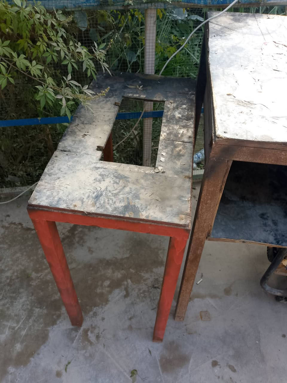 معرض محل مع ميز حديد وميز مكينه خياط  الزبير السعر 160 الف ***********
