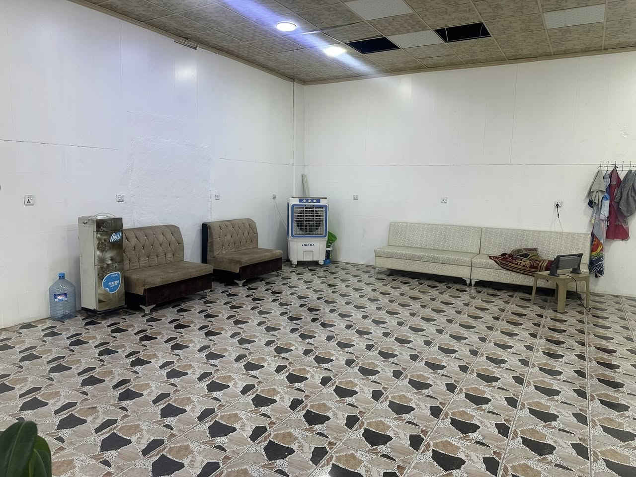 غراض  محل حلاقه للبيع قنفه عدد2 كرسي حلاقه ملكي مراية عدد2 مغسله ومبردة  كامل بسعر ٨٠٠الف رقم موبايل ***********
