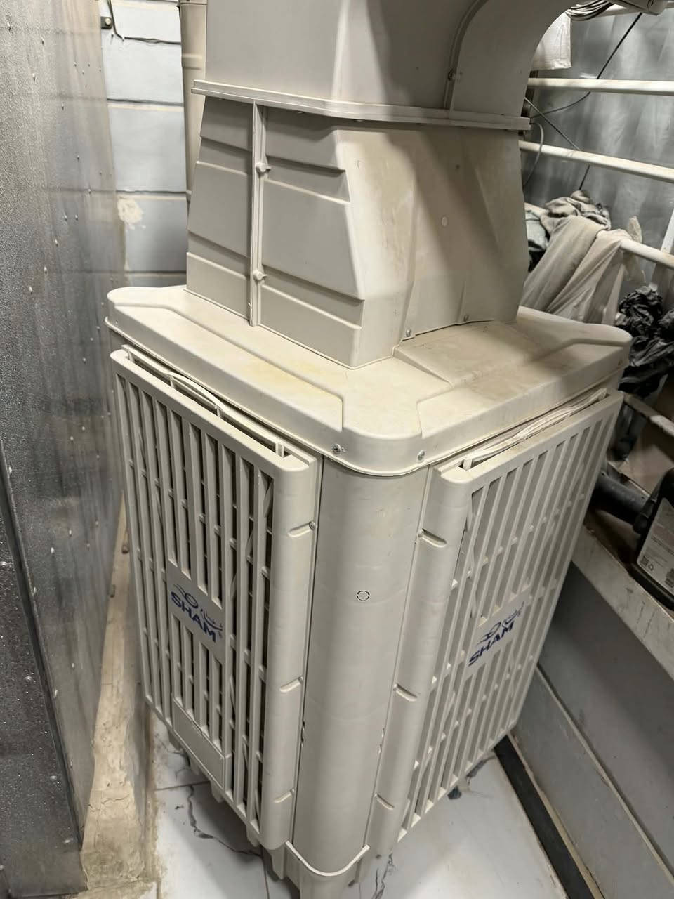 مبردة للبيع جديدة مستعملة مرة واحد السعر ٢٥٠وبيها مجال المكان الغزالية قبل شارع المرور رقم الهاتف ***********
