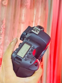 كانون 6d mark 1 الكاميرا نضاف 100% بعده جديده لوك  شتره 10k  بس  دقته ...