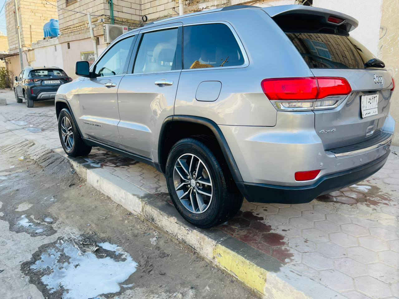 سلام عليكم جيب لاريدو 2018حره
السياره حلو وجديد دواخل عسلي ضربته مرفوقه بلمنشور كير ومكينه وحداديه وتبريد وتخم تاير كله جديد
عليه ادامه كامله ماتخسر عليه ربع
المكان الناصريه 
***********
السعر 223. وبيه مجال
