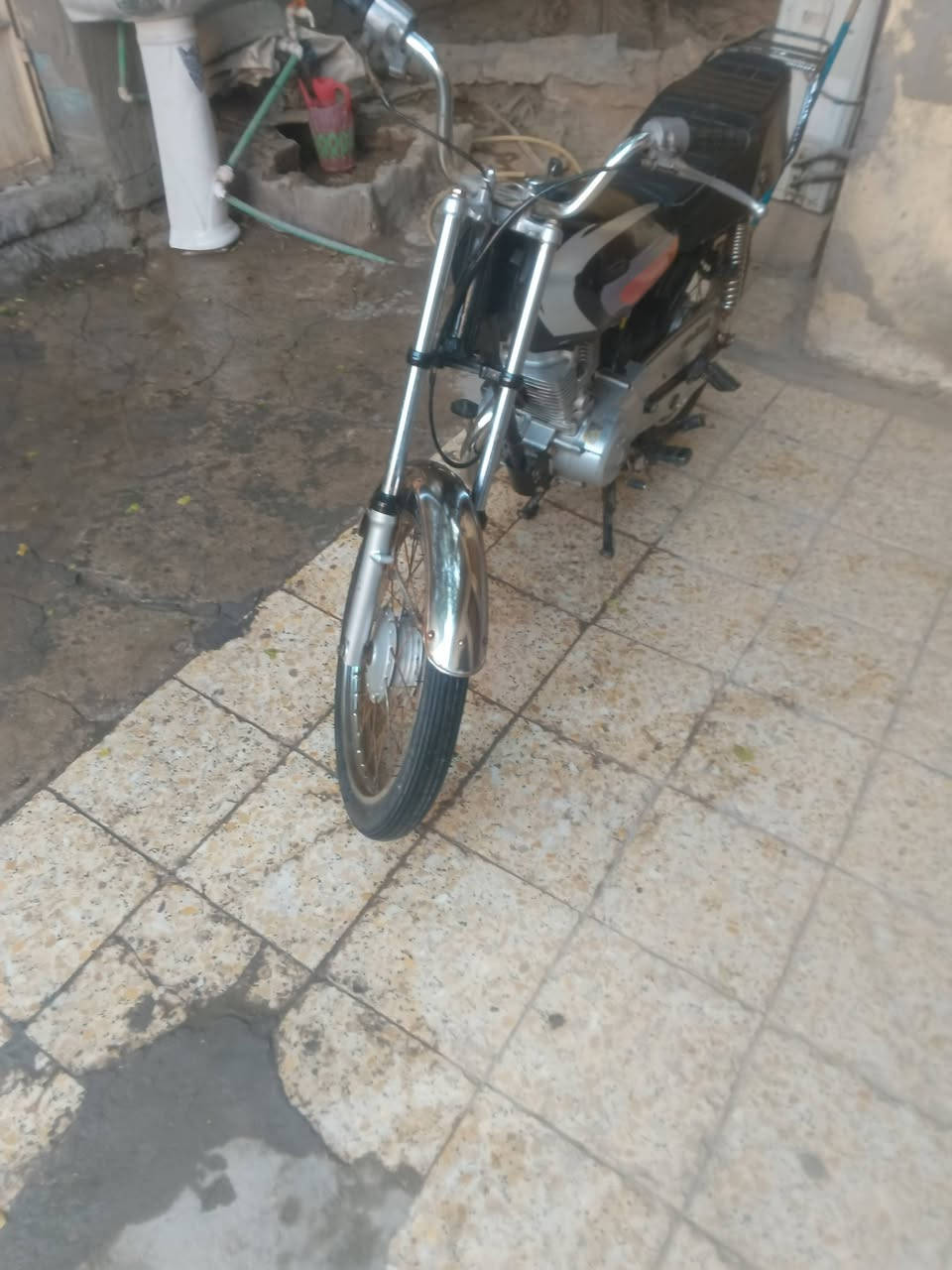 دراجه ايراني . مكينه نامه شلامجه حلوه . تانكي كشن  كله جديد دبلات شغاله الدراجه حلوه مال جناي . المكينه شلعه ومعدل اشك الكاع. كلك مكفوله من السرقه . مكاني جمعيات اسكان المونئ  بصره  . السعر 350 وبيهه مجال   
***********
