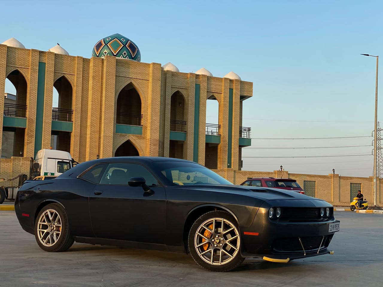 السلام عليكم
بيع مستعجل ماكو هيچ نظافة بهيچ سعر 
چالنجر 2017 SXT Performance Edition 
نسخة اداء خاصة تختلف عن باقي النسخ 
ابرز هاي المواصفات اكسل 3.08 بلادي 
السيارة عليها ويل دايتونا اصلي وتخم تاير جديد 
سستم انارة محيطية داخلية 
لايتات امامية جديدة 
گير محرك اكسل گاردن كلهن مكفولات
السيارة ماشية 95 ميل قابل للزيادة 
السيارة عليها برمجة كاملة استخدام يومي وبرمجة ثانية اداء عالي 
حدادية وتبريد 100/100 
هايدروليك الگير بدلته بالموعد 
الاكسل جديد 
ثيم SRT للشاشة والعدادات 
شاشة مبدلة كاربلاي مال موديل 20 سعرها 4 ورقات 
 وراديترات ومراوح بلادية مال الشركة يعني انسة الحماوة
سيارة جاهزة على اخر حبة وماناقصها برغي واحد 
جميلة وناصبة وبالعافية على الياخذها 
سنوية 2030 بإسمي تحويل مباشر 
الحادث دعامية امامية واصبع من البنيد ومصلح نفسه بدون فتح 
وبيها قطع كلير من أمريكا طبقة خفيفة جداً گوة بينت بالسونر بدون فتح أو تصليح
لغد شاصي دواخل كفالة من الشخط 
السيارة مصلحة داخل امريكا وداخلة للعراق كلين تايتل تعمل وتسير 
وبيها 3 رصعات بالقمارة مال تحميل ممبينات 
سعر السيارة 139 ورقة وبيها مجال بسيط
مكان السيارة بالكوت 
واتساب واتصال 
***********
