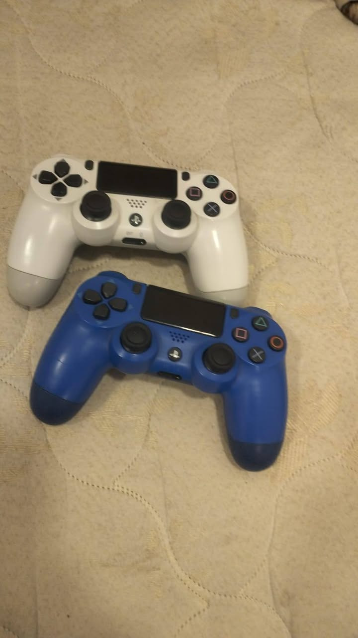 بلي 4 للبيع نضيف جدا ما مفتوح ابد وياه 4 اقراص بتل فيلد و جي تي اي و فيفا 24 و فاركراي جوستك عدد 2
500 كيكا
 السعر  275 قفل العنوان البصرة ابو الخصيب واتساب ***********
