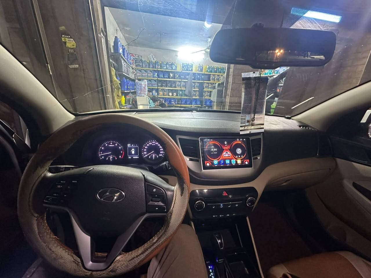 السلام عليكم
للبيع توكسان موديل 2018 
خليجي محرك ٢٠٠ 
١٤٦ الف ماشية حقيقي 
سيارة فول مواصفات عد البصمة 
رقم بغداد 
مكان السيارة بغداد 
رقم هاتف ‭٠٧٧١ ٥٩٧ ٧٨٨٢‬
سعر السيارة ١٧٠ وبيها مجال بسيط
