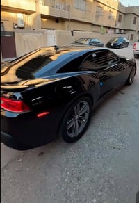 سيارة شيفروليه كمارو موديل 2015 باللون الأسود، وهي سيارة رياضية أمريكي...