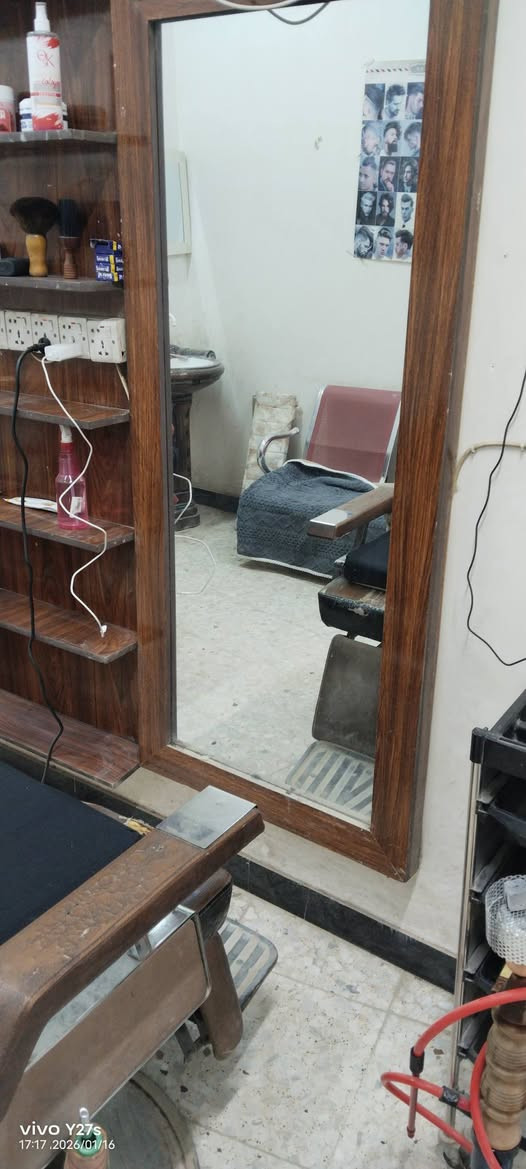 كراسي عدد ٢ ومرايات عدد ٢ وفاترينه وسطيه ٢٠٠ قفل🔒مكاني الحله حي نادر الشارع الخدمي
موجود واتساب ***********
