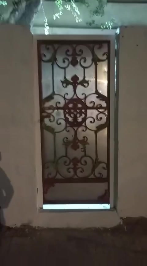⭕️للإيجار 
مشتمل ارضي في القبلة حي المركز 
يحتوي على طارمه وصاله ومطبخ وغرفه وصحيات  البيت كامل ماء وكهرباء ومصابيح مراوح كامل ترميم جديد الأجار 400 شامل فاتورة الماء الكهرباء
***********
