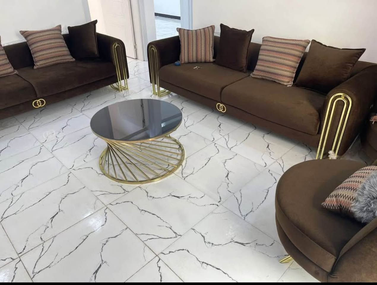 شقة مميزه للبيع المساحة 100م  غرف نوم عدد 2 الطابق الرابع البناية بناء جديد وموقع الشقه امامي مع بالكون على الشارع مع كافة الخدمات من مصاعد وحراسة العمارة تحتوي على مخرجين الرئيسي على فرع مثلجات افراح الاعظمية والثاني فرع الكوخ للاستفسار *********** وتساب بغداد, العراق
