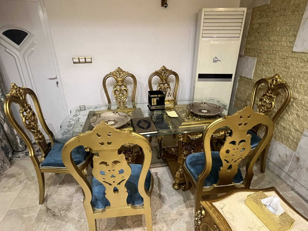 السلام عليكم
تخم قنفات ١٠ مقاعد مصري مَلكي استخدام قليل جدا مع ميز طعام زجاج  ٦ كراسي نفس نقشه التخم كلهن واحد للبيع 
السعر  ع الخاص 
او الاتصال *********** 
مكاني بغداد

