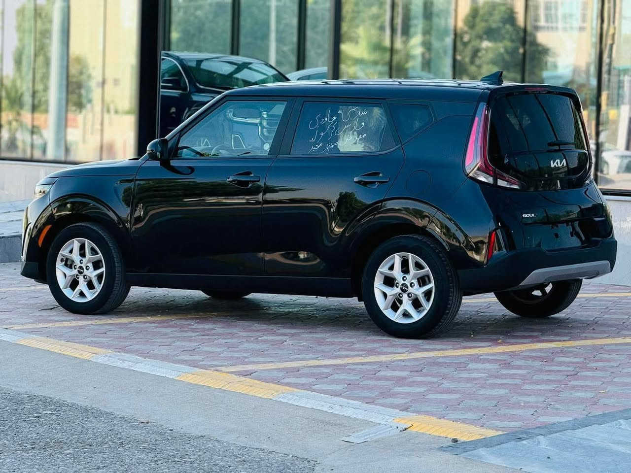 سلام عليكم ...تحياتي للجميع
                         KAI..SOUL..2023 
                         كيا... صول... 2023     
سياره تعتبر كلين بدون صبغ بدون ايرباك بدون تبديل (سونارالسياره مرفق داخل المنشور ) سياره بعده وضع شركه ماشيه 15الف فقط
🔴مواصفات🔴
لون أسود 
محرك كبير  حجم 2000 دوش 
رادار امامي توقف ذاتي +تحديد مسار 
رادار جانبي توقف ذاتي
 ايقاف تلقائي للمحرك تقليل صرف الوقود
شاشه Car play
شاشه  دجتال
انظمه قياده.(Normal+sport)
 كاميرا  خلفي
كير أوتو + Sport
تحكم أستيرن جهتين 
كروس مثبت سرعه
ويل كروم حجم 17
لايتات فول زنون
...............................................   
رقم  دولي جديد سنويه لغايه 2030
كير محرك شرط الفحص   
 مكان السيار... ديالى ..خانقين..***********
