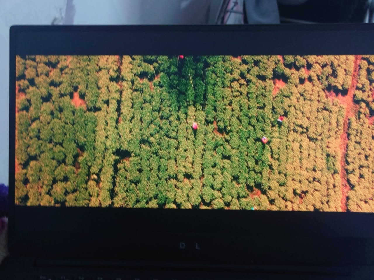 للبيع لابتوب Dell XPS 15 (9570) - نسخة بروفيشنال للمصممين والمهندسين
السلام عليكم.. للبيع لابتوب ديل XPS الغني عن التعريف، الجهاز ملك الأناقة والأداء، يعتبر من أنحف وأقوى اللابتوبات في العالم. مناسب جداً للمصممين، المبرمجين، وطلاب الهندسة.

المواصفات:

المعالج: Intel Core i7-8750H (الجيل الثامن فئة H عالية الأداء - 6 نويات).

كرت الشاشة: NVIDIA GeForce GTX 1050 Ti (4GB GDDR5).

الشاشة: 15.6 إنش بدقة FHD، تقنية InfinityEdge (بدون حواف)، نسخة الـ Matte المريحة جداً للعين والتي لا تعكس الإضاءة (مثالية للعمل الطويل).

الذاكرة (RAM): [ 16GB] DDR4.

التخزين (SSD): [ 512GB] NVMe سريع جداً.

الهيكل: مصنع من الألمنيوم وألياف الكربون (Carbon Fiber) خفيف الوزن ومتين جداً.

المميزات: كيبورد مضيء، بصمة إصبع، بطارية بحالة جيدة جداً، ونظام صوتي سينمائي.

الحالة: الجهاز نظيف جداً ومفحوص 

السعر: [700 الف] (قابل للتفاوض البسيط)

المكان: المحمودية / بغداد (مع إمكانية الاتفاق على مكان للمعاينة).

للتواصل: [***********]
