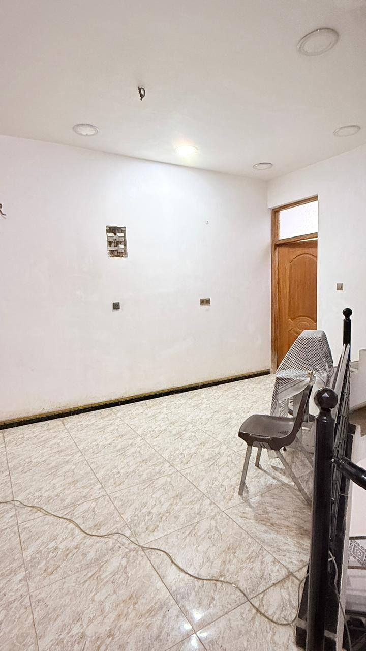 السلام عليكم بيت في  الزعفرانيه الاربع شوارع خلف مركز الشام
المساحه 100 متر  طابقين  يحتوي علئ ثلاث غرف نوم وصاله واستقبال
 ومجمع صحيات   نواقص لبيت شتا يكر 
  علما البيت بي مستئجر اجاره الشهري 600 
 رقم الهاتف ***********
